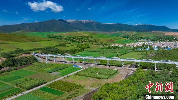 圖為引大濟(jì)湟西干渠的渡槽。(資料圖) 青海省水利廳 供圖