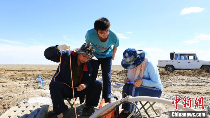 圖為專家測量鹽湖鹵水水位。(資料圖) 柴綜院 供圖