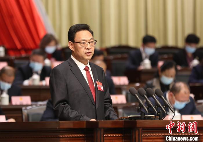 圖為青海省西寧市人民政府代市長(zhǎng)石建平作政府工作報(bào)告?！∑钤鲚?攝