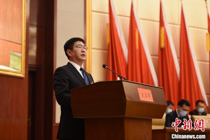 圖為青海省果洛州人民政府州長葉萬彬作政府工作報告?！　《嘟馨盒?攝