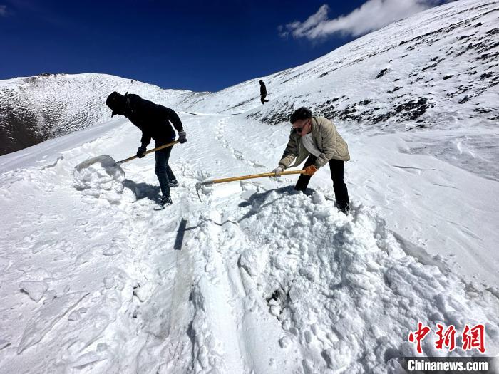 圖為生態(tài)管護人員在巡護道路上清雪?！《“瓦_杰 攝