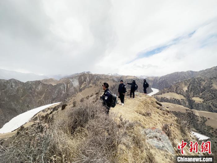 圖為曲麻萊縣崗當村的生態(tài)管護人員開展巡護?！《“瓦_杰 攝