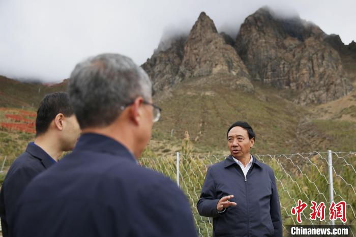 圖為西藏自治區(qū)人大常委會副主任、拉薩南北山綠化指揮部副總指揮江白(右)?！∝暣_ 攝