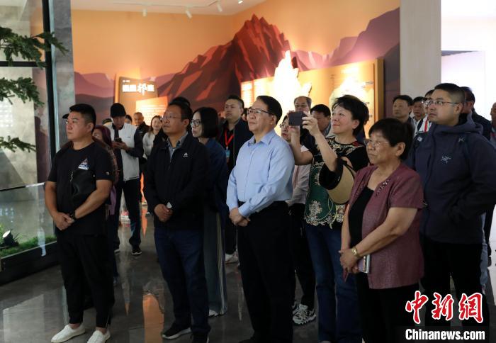 圖為臺商參訪祁連山國家公園生態(tài)科普館?！⊙Φ?攝
