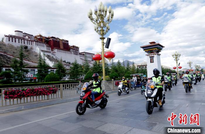 圖為2023年極地G219集結(jié)賽暨金卡納場(chǎng)地賽選手途經(jīng)拉薩布達(dá)拉宮?！∮文恋厍蚬﹫D
