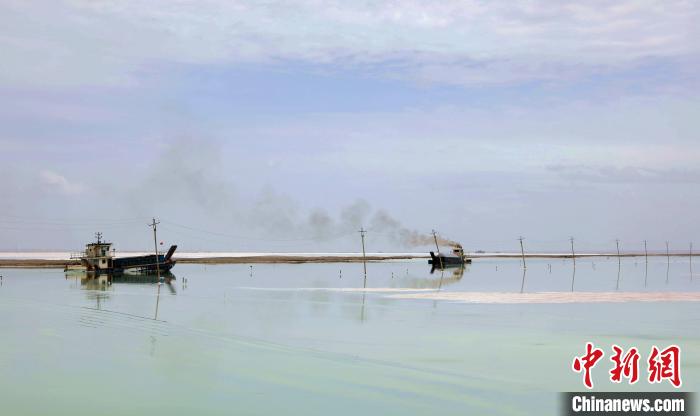 “天空之鏡”青海茶卡鹽湖：迎黃金旅游季，獨(dú)特景色引客來(lái)