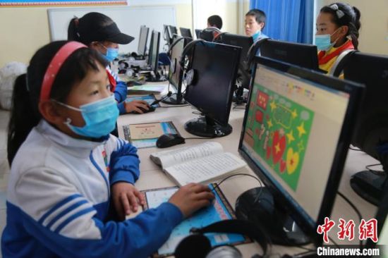 圖為鄉(xiāng)村學(xué)校少年宮的孩子們正在上電腦課?！〔抛尡尽z