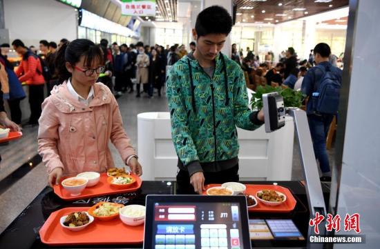 資料圖：某高校食堂學(xué)生在打飯。中新社記者 韓蘇原 攝