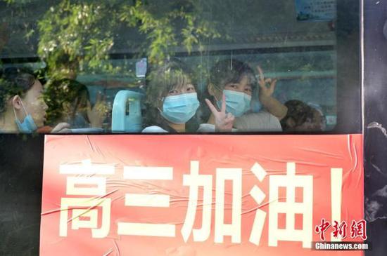 資料圖：2020年7月，廣西南寧沛鴻民族中學(xué)內(nèi)，高三學(xué)生乘坐高考專車前往考點。 中新社記者 俞靖 攝