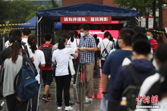 資料圖：2020年7月，上?？忌饺敫呖伎紙?chǎng)。張亨偉 攝