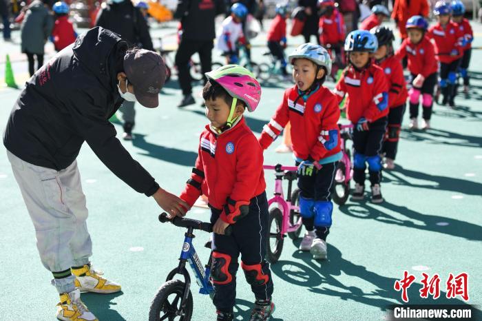 圖為拉薩市實(shí)驗(yàn)幼兒園孩子們?cè)诮叹毜闹笇?dǎo)下練習(xí)滑步車?！『闻罾?攝