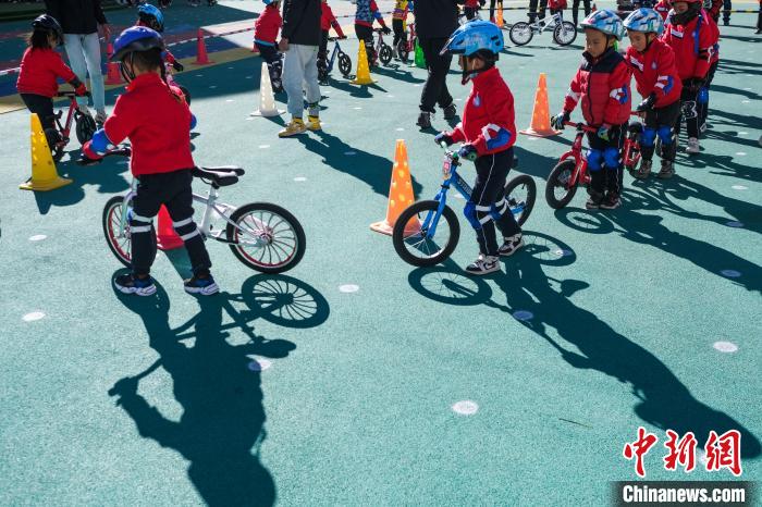 圖為拉薩市實(shí)驗(yàn)幼兒園孩子們正在練習(xí)滑步車?！『闻罾?攝