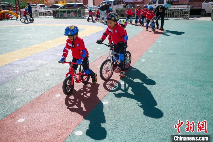 圖為拉薩市實(shí)驗(yàn)幼兒園孩子們正在練習(xí)滑步車。　何蓬磊 攝