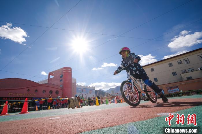 圖為拉薩市實(shí)驗(yàn)幼兒園孩子們正在練習(xí)滑步車?！『闻罾?攝