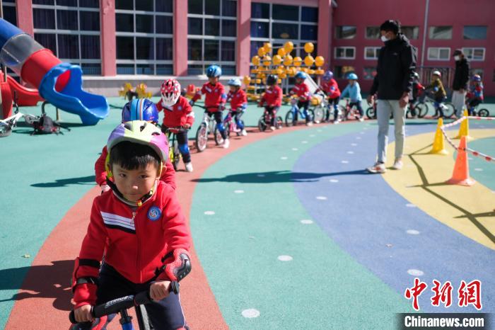 圖為拉薩市實(shí)驗(yàn)幼兒園孩子們?cè)诮叹毜闹笇?dǎo)下練習(xí)滑步車。　何蓬磊 攝