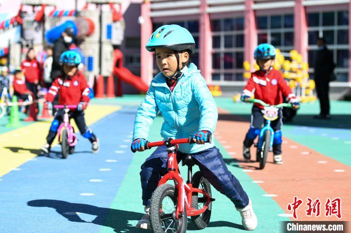 圖為拉薩市實(shí)驗(yàn)幼兒園孩子們正在練習(xí)滑步車?！『闻罾?攝