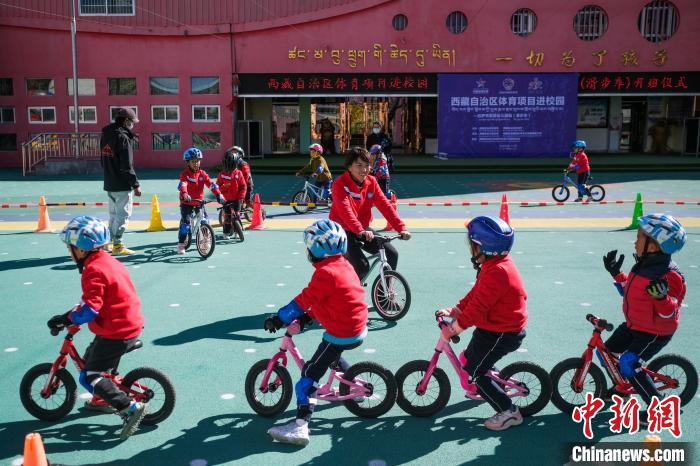 圖為拉薩市實(shí)驗(yàn)幼兒園孩子們正在練習(xí)滑步車?！『闻罾?攝