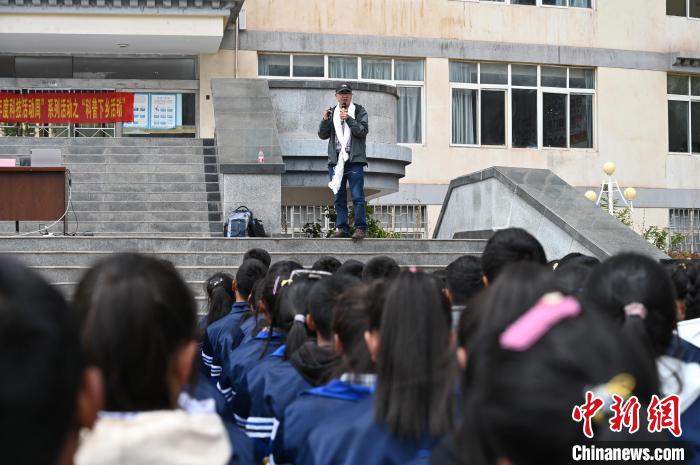 圖為西藏大學(xué)教授寧長(zhǎng)春為中學(xué)生授課?！≮w朗 攝