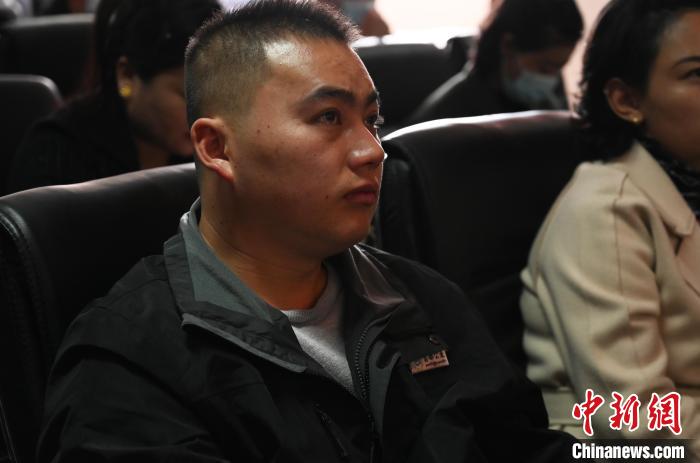圖為企業(yè)工作人員參加講座?！≮w朗 攝