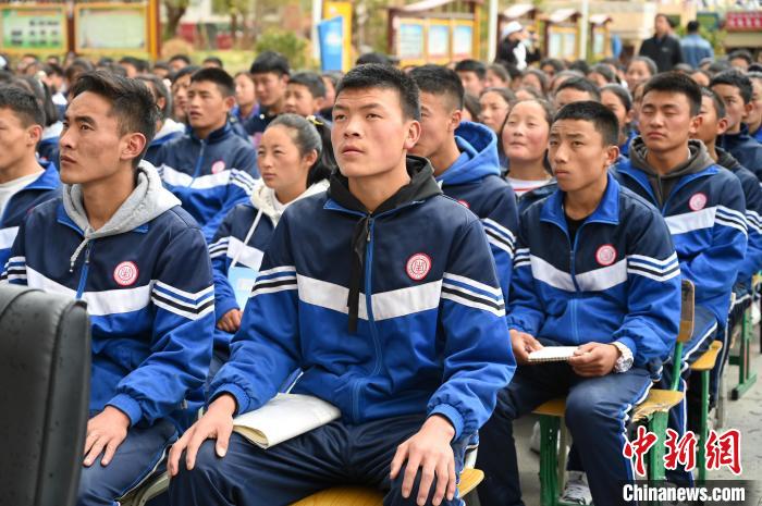 圖為昌都市第五高級(jí)中學(xué)學(xué)生參加授課?！≮w朗 攝