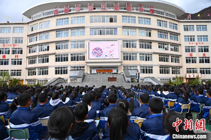 圖為昌都市第五高級(jí)中學(xué)全體學(xué)生參加授課?！≮w朗 攝