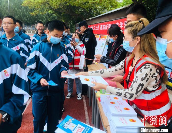圖為西寧市法制宣傳進(jìn)校園?！∥鲗幨谐俏鲄^(qū)供圖