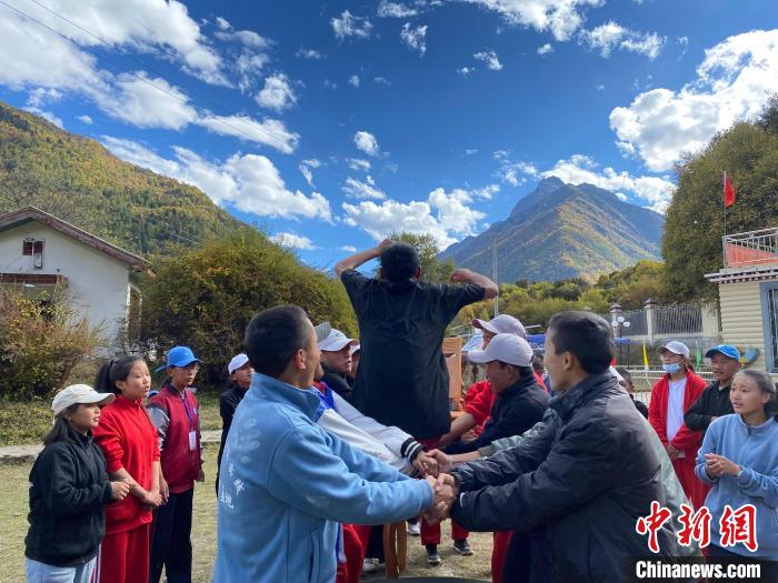圖為學(xué)生們在西藏巴松措青少年活動營地開展趣味活動?！∥鞑厍嗌倌陮?shí)踐教育基地供圖
