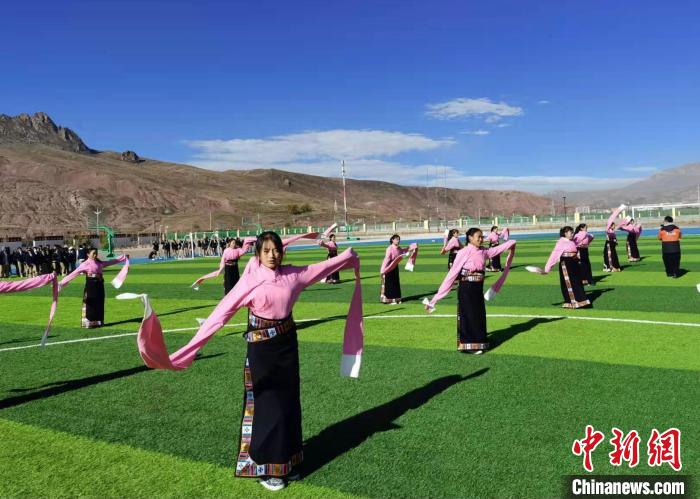 圖為青海師范大學(xué)附屬玉樹實(shí)驗(yàn)學(xué)校學(xué)生在綠茵場跳起囊謙古舞—卓根瑪。　白劼 攝