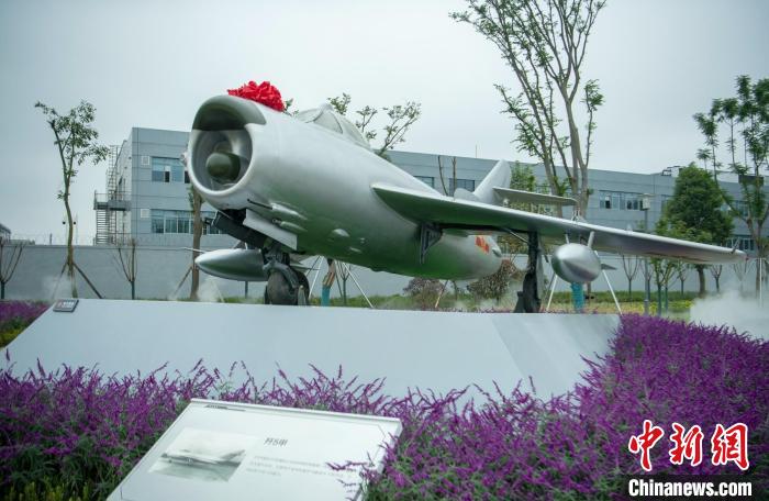 園林式戰(zhàn)斗機博物館內展示的“殲5甲”飛機?！⒅铱?攝
