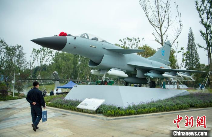 園林式戰(zhàn)斗機(jī)博物館內(nèi)展示的“殲10C”飛機(jī)。　劉忠俊 攝