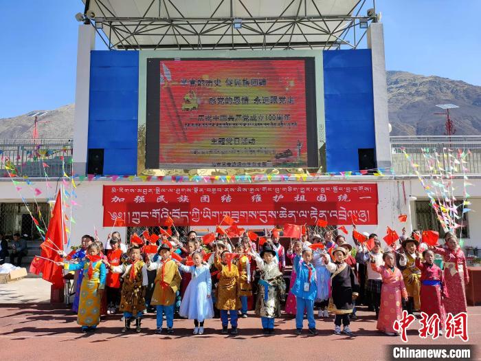 圖為加查縣安繞鎮(zhèn)小學各民族代表學生齊唱紅歌。　安繞鎮(zhèn)小學供圖