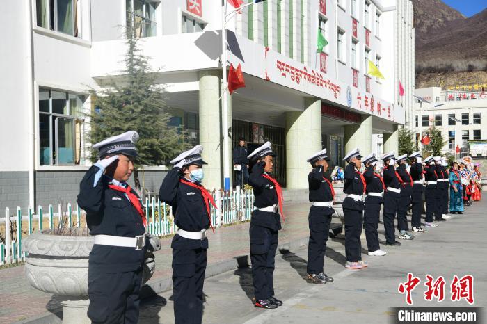 圖為加查縣安繞鎮(zhèn)小學學生爭當“小交警”體驗交警工作。　貢嘎來松 攝