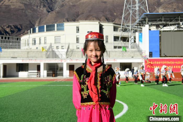 圖為加查縣安繞鎮(zhèn)小學回族學生馬萍?！∝暩聛硭?攝