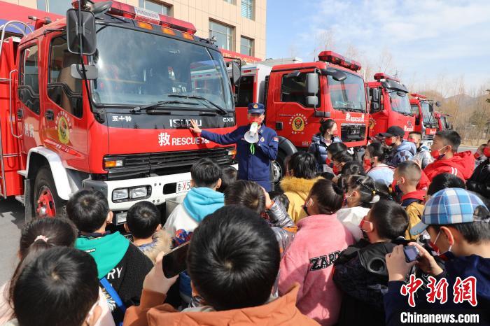 圖為消防員向小朋友們講解消防車?！铨埥?攝