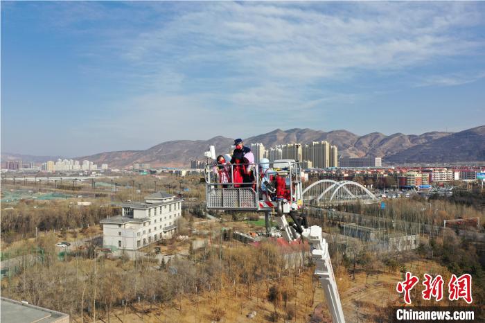 圖為小朋友在消防員的陪同下，體驗78米登高平臺消防車。　楊龍建 攝