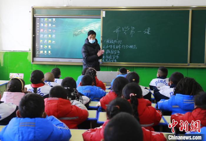 圖為學生正在上課?！●R銘言 攝