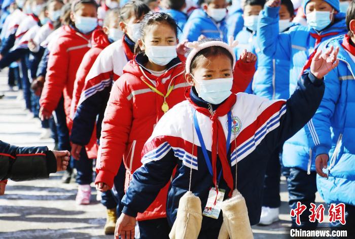 圖為學生跳起歡快的藏族舞蹈迎接新學期?！●R銘言 攝
