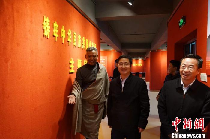資料圖為參觀鑄牢中華民族共同體意識(shí)主題展?！『F龍 攝