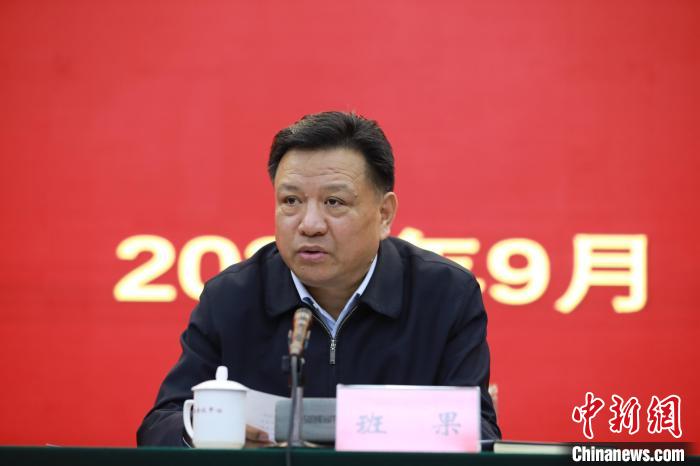 圖為青海省委常委、統(tǒng)戰(zhàn)部部長(zhǎng)班果出席會(huì)議并講話?！『F龍 攝