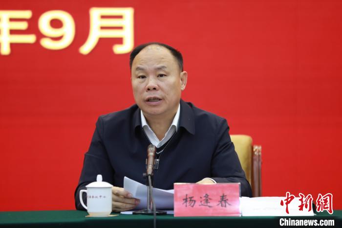 圖為青海省副省長(zhǎng)楊逢春主持會(huì)議并講話?！『F龍 攝