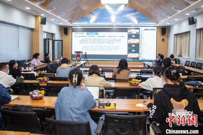 圖為論壇會(huì)議現(xiàn)場(chǎng)?！⊥瑬|放 攝
