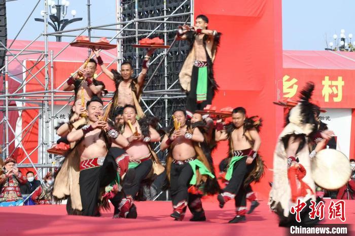 圖為少數(shù)民族舞蹈展演?！×赫赵?攝