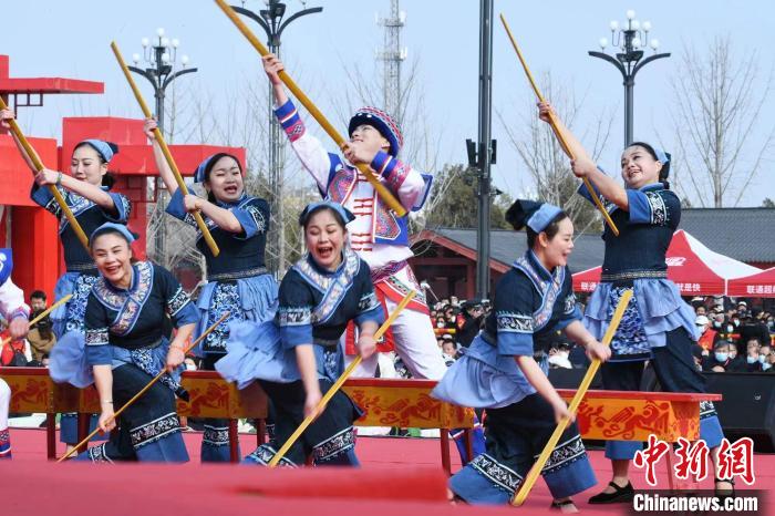 圖為廣西壯族打扁擔(dān)展演?！×赫赵?攝