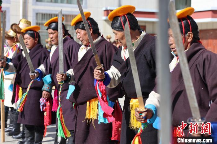圖為藝人們手持藏刀表演加麻百·甲江?！愔闈扇?攝
