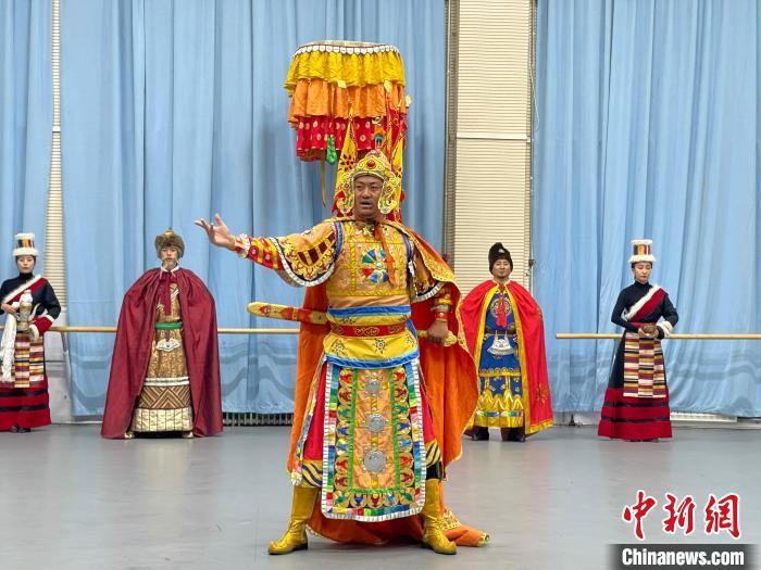 圖為格薩爾劇展演?！∠锴凡抛?供圖