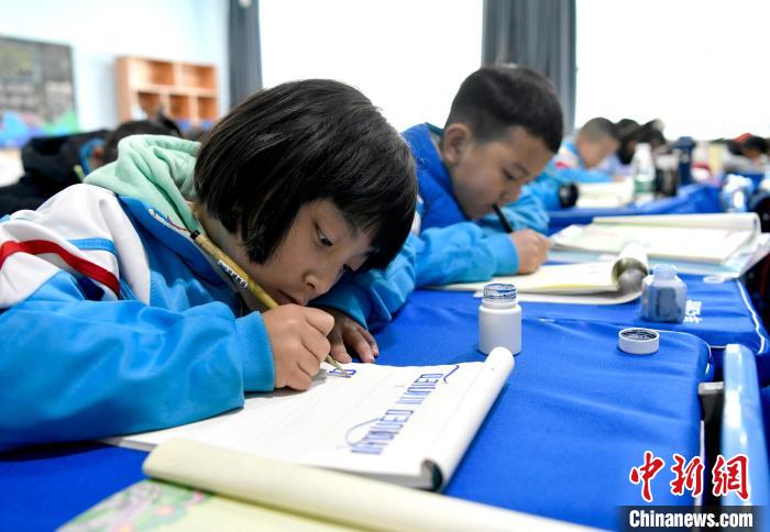 3月14日，西藏拉薩市第一小學(xué)一年級(jí)六班的學(xué)生們在藏語文課上書寫藏文?！±盍?攝