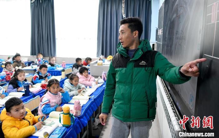 3月14日，西藏拉薩市第一小學(xué)藏語文老師拉巴次仁在課堂上。　李林 攝