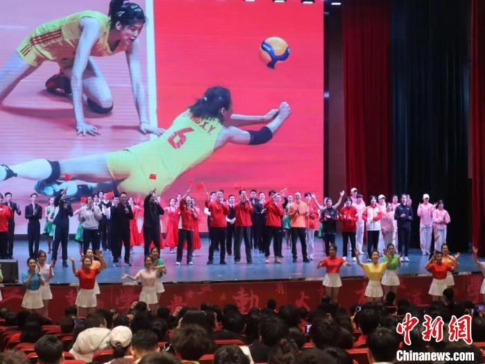 2023年全國青少年女排集訓(xùn)閉幕式現(xiàn)場?！√旖蝮w育學(xué)院供圖