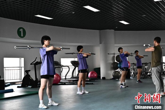 圖為全國青少年女排在天津進(jìn)行集訓(xùn)。　天津體育學(xué)院供圖