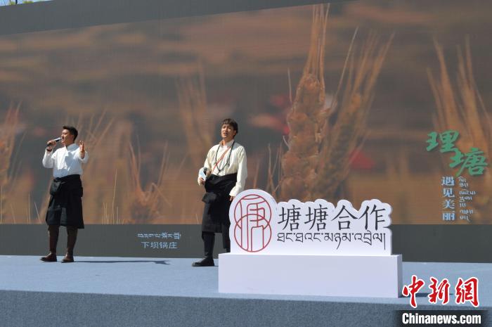 “康巴漢子”現(xiàn)場(chǎng)獻(xiàn)唱?！≈炝杞?攝
